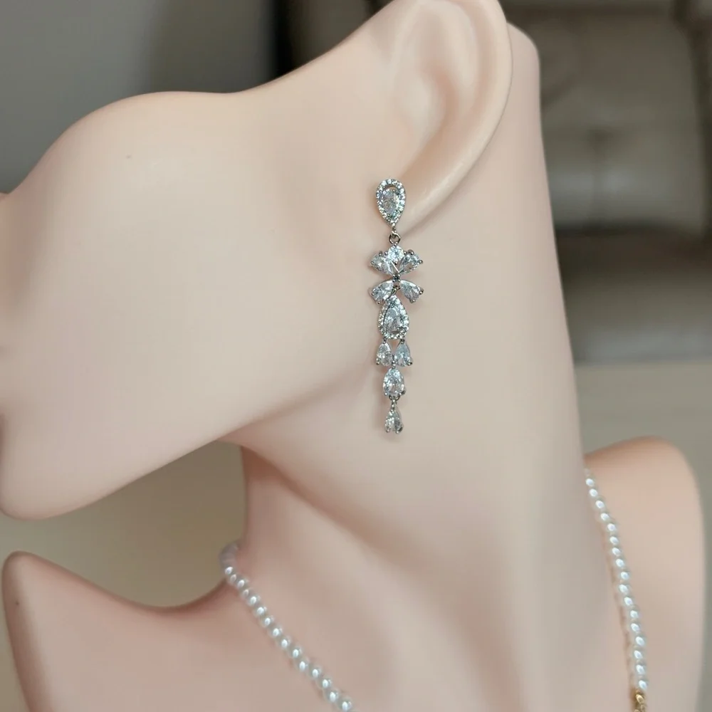 ⚜️ Elegant Silver Teardrop Crystal Drop Earrings - White